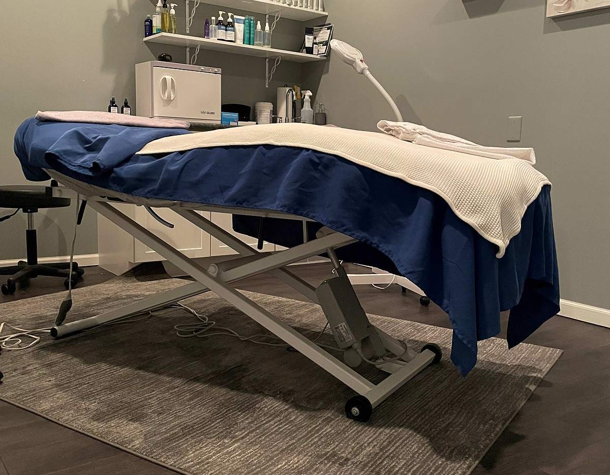 Custom Craftworks Classic Series Elegance electric massage table 