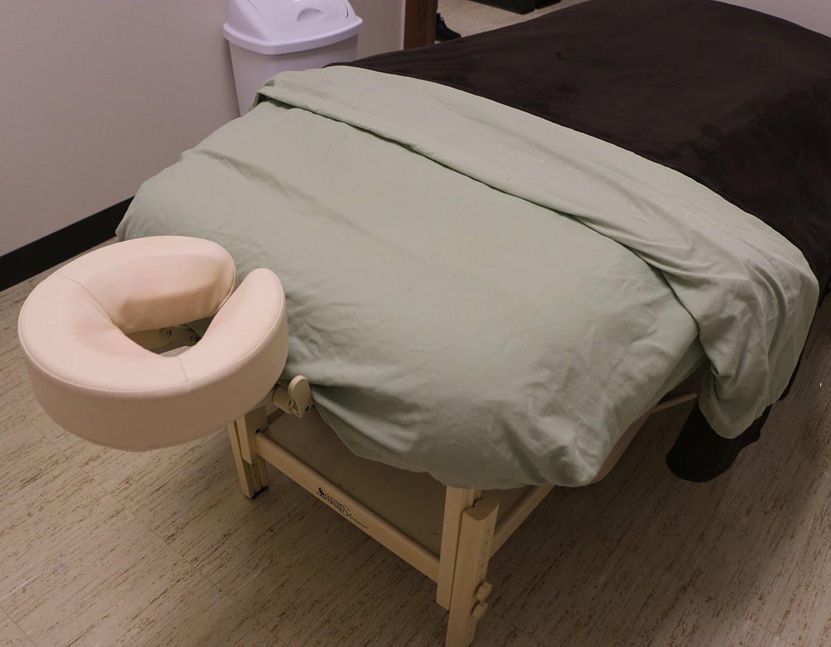 Custom Craftworks Spa Series Aura Deluxe stationary massage tables